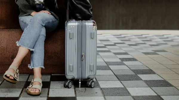 Femme Avec Une Valise Attendant Train Pendant Pandémie Coronavirus — Photo