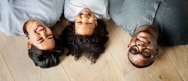 Siyah Aile Ahşap Zemin Dizayn Alanında Yatıyor — Stok fotoğraf