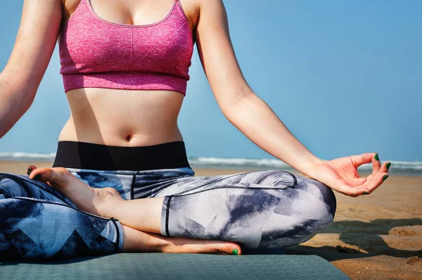 Mujer Practica Yoga Playa Concep — Foto de Stock