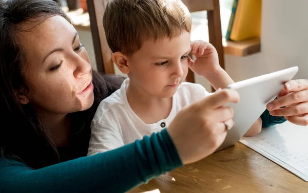 Liten Pojke Som Använder Tablett Med Sin Mamma — Stockfoto