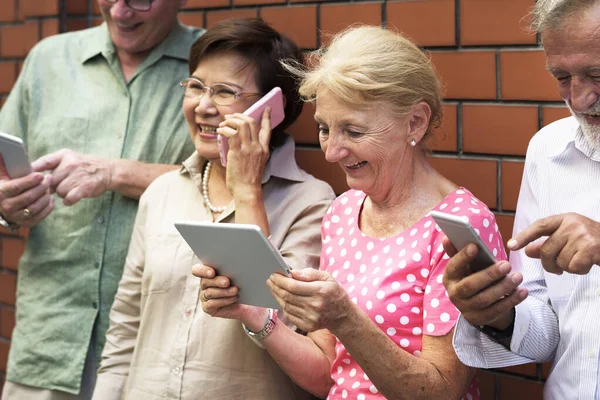 Gruppo Anziani Diversi Che Utilizzano Dispositivi Digitali — Foto Stock