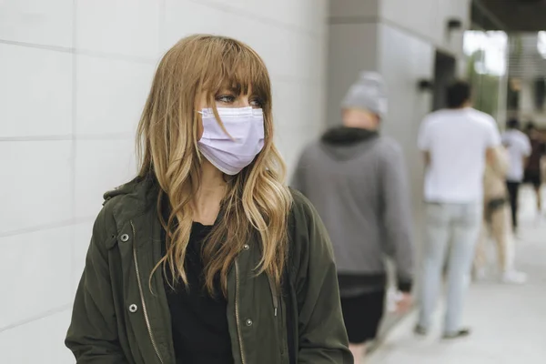 Mujer Con Una Máscara Facial Público Durante Brote Coronavirus —  Fotos de Stock