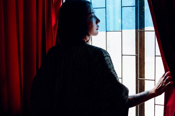 Widok Tyłu Azjatyckiej Kobiety Stojącej Przy Oknie — Zdjęcie stockowe