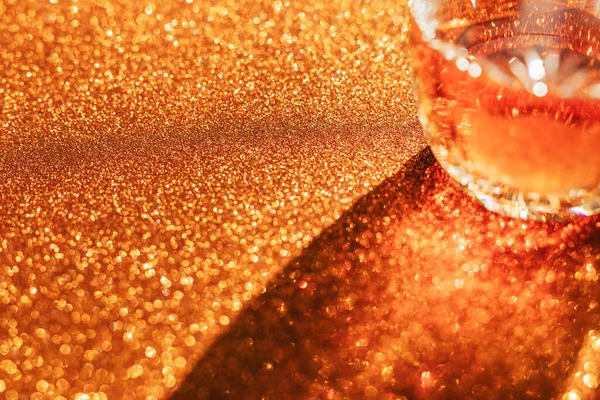 Whisky Een Glas Een Gouden Achtergrond — Stockfoto