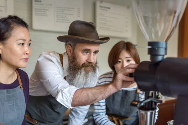 Barista Učí Ostatní Baristy Jak Připravit Šálek Kávy — Stock fotografie