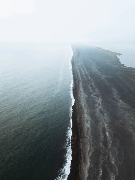 Drone Tiro Reynisfjara Praia Areia Preta Islândia — Fotografia de Stock