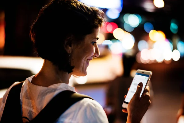 Gece Saati Nde Cep Telefonu Kullanan Yetişkin Bir Kadın — Stok fotoğraf