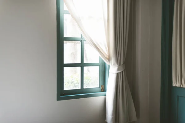 Ventana Simple Con Cortina Blanca —  Fotos de Stock