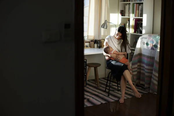 Mãe Está Cuidando Seu Bebê — Fotografia de Stock