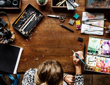 Sanatçı suluboya ile çizim