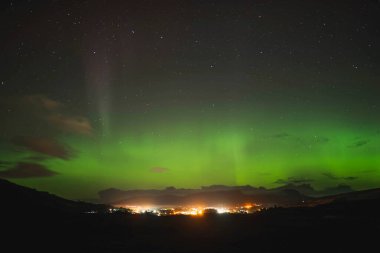 İskoçya 'daki Skye Adası üzerinde Aurora borealis