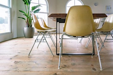 Modern ve havalı toplantı odası.