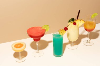 Bar tezgahında retro kokteyllerin karışımı.