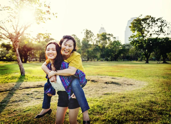 Счастливая Азиатская Семья Открытом Воздухе — стоковое фото