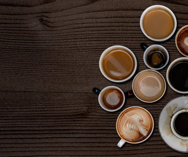 Koffiemokken Een Donkerbruin Houten Textuur Behang — Stockfoto