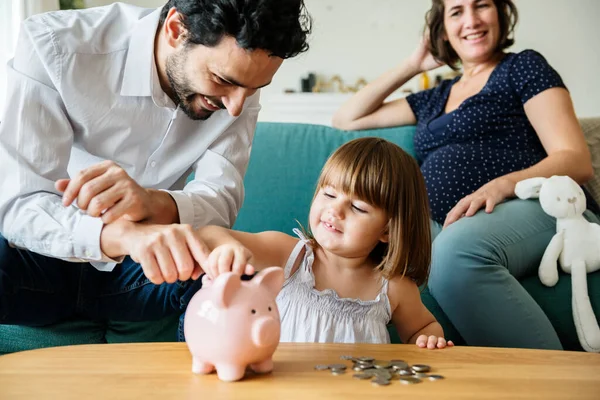 Família Economizando Dinheiro Banco Porquinho — Fotografia de Stock