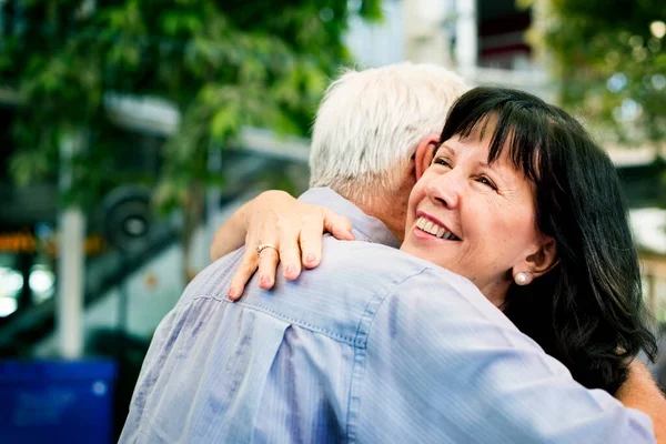 Senior Par Som Har Söt Omfamning — Stockfoto