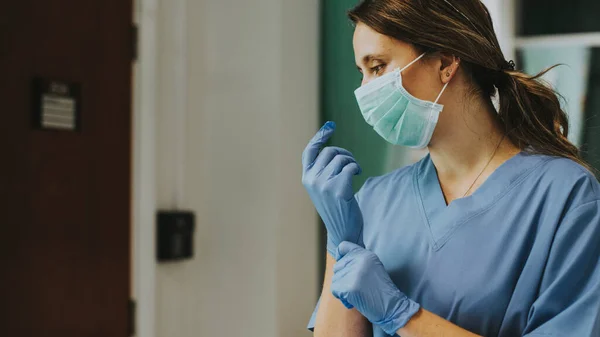 Médico Vestindo Uma Luva Para Evitar Contaminação Pelo Coronavírus — Fotografia de Stock