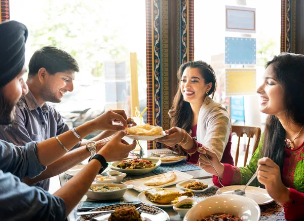 Grupo Indios Está Almorzando Juntos —  Fotos de Stock