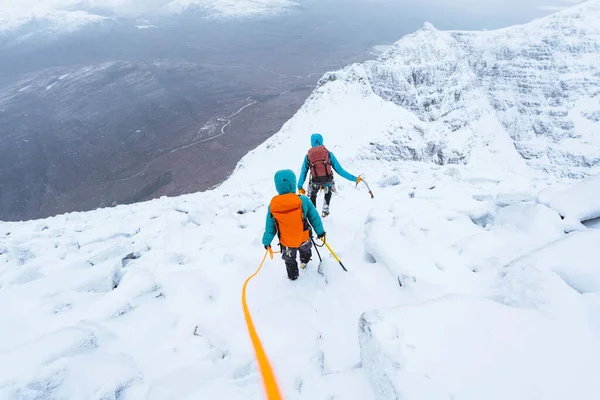 Montañistas Escalando Una Nevada Cresta Liathach Escocia — Foto de Stock