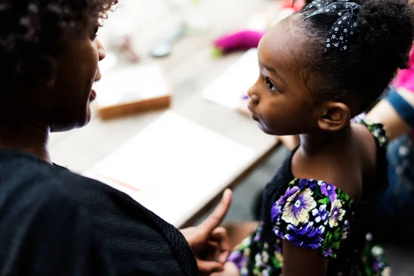 非洲裔女孩在听她的老师说话 — 图库照片