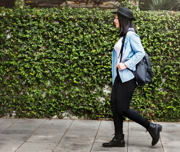 Mujer Casual Jeans Sombrero Chica Libertad Concepto Simplicidad — Foto de Stock