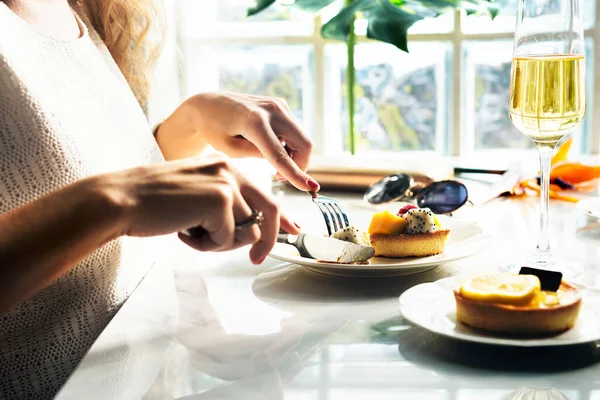 Mujer Está Comiendo Pastelería Restaurante — Foto de Stock