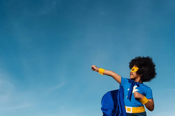 Menina Com Afro Jogando Super Herói — Fotografia de Stock