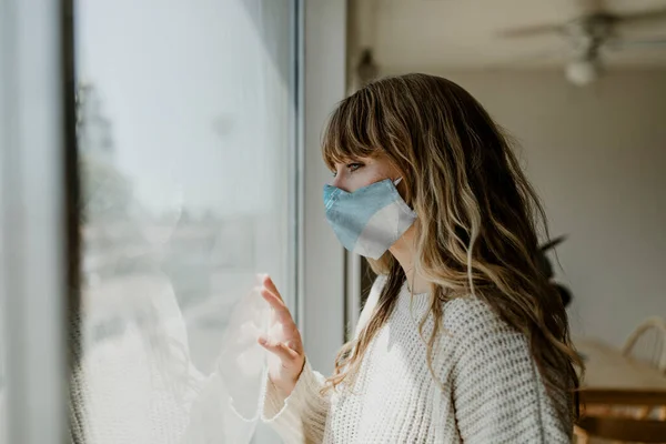 Mujer Con Una Máscara Mirando Por Ventana Durante Encierro — Foto de Stock