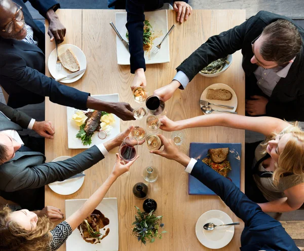 Kelompok Orang Yang Beragam Makan Siang Bersama — Stok Foto