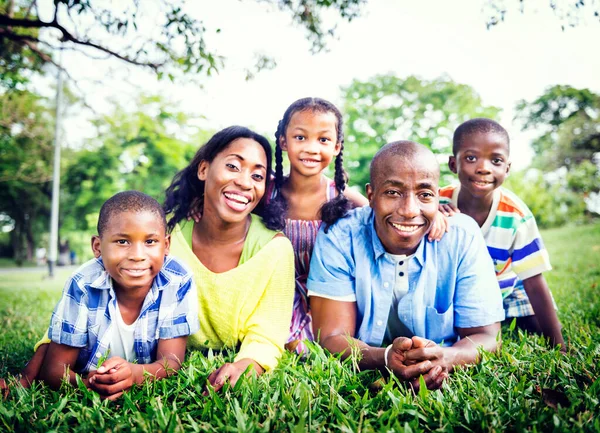 Familia Feliz Tendida Hierba — Foto de Stock