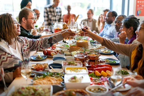 Grupo Pessoas Diversas Estão Almoçando Juntos — Fotografia de Stock