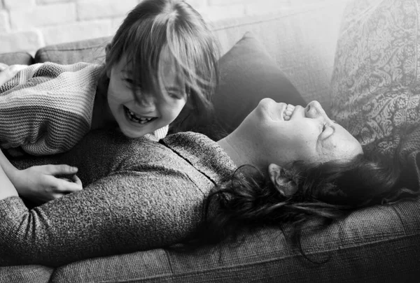 Mãe Filha Passar Tempo Férias Chalupa — Fotografia de Stock