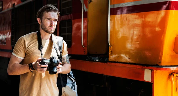 Tren istasyonunda beyaz fotoğrafçı.