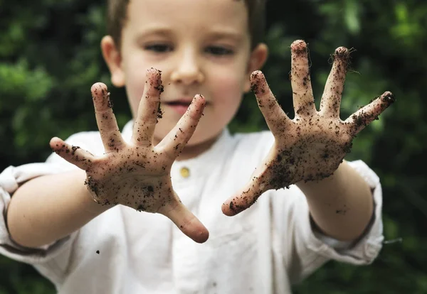 Niño Con Las Manos Sucias —  Fotos de Stock