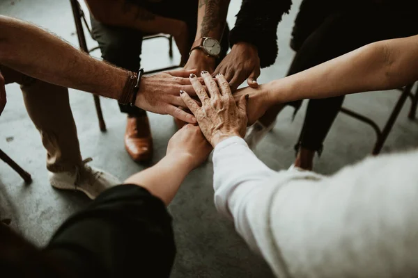 Grupo Diverso Equipo Uniéndose Mano Medio — Foto de Stock