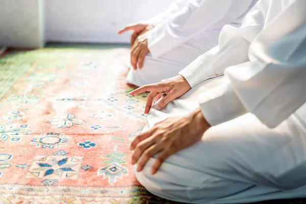 Muslimische Männer Beten Tashahhud Haltung — Stockfoto