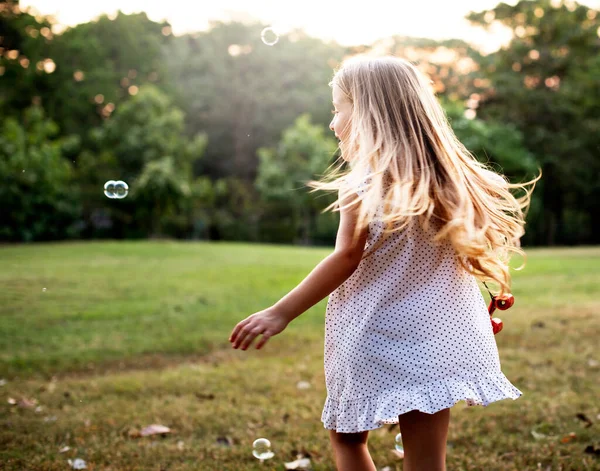 Children Playing Bubbles Park — Stockfoto