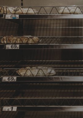 Koronavirüsün yayılma korkusu markette boş raflara neden oluyor.