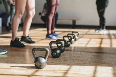 Spor salonunda çan başında duran insanlar.