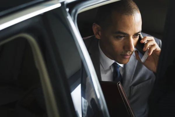 Zakenman Die Alleen Reizen Met Auto — Stockfoto