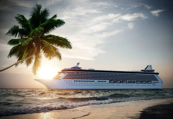 Cruiseliner Sur Plage Coucher Soleil — Photo