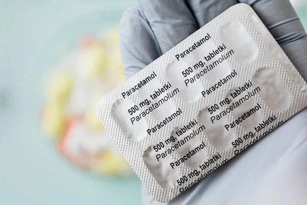 Pharmacist Holding Paracetamol Pain Killers — Stock Photo, Image