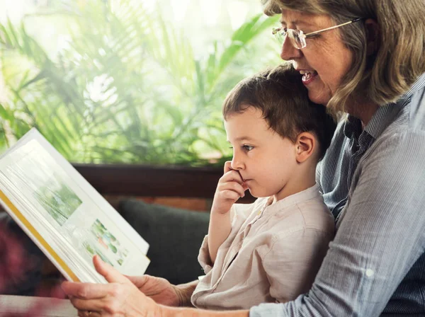 Grand Mère Petit Fils Lisant Livre Ensemble — Photo