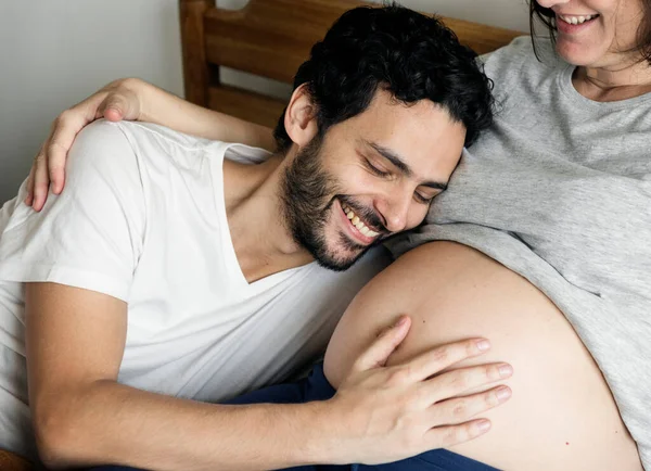 Pareja Acostada Cama Juntos —  Fotos de Stock