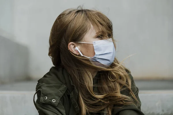 Mujer Con Máscara Durante Brote Coronavirus —  Fotos de Stock