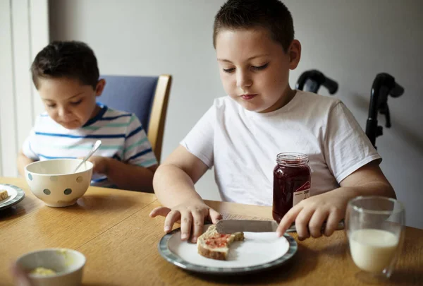 Pojkar Att Frukost Morgonen — Stockfoto