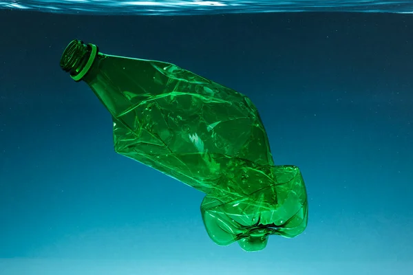 바다를 오염시키는 악취나는 플라스틱 — 스톡 사진