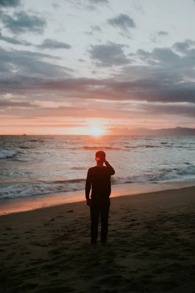 在海滩观看日落的人 — 图库照片