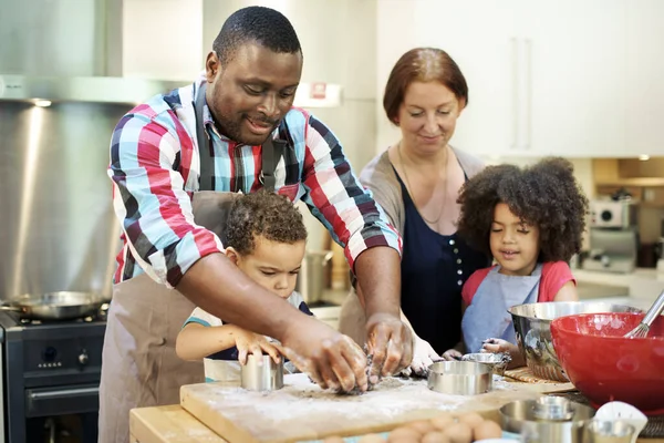 Família Assar Juntos Cozinha — Fotografia de Stock